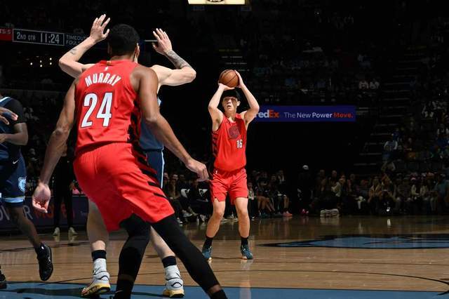 楊瀚森回應首次首發：上半場縮手縮腳發揮不咋地 向伊迪學習生存 - 