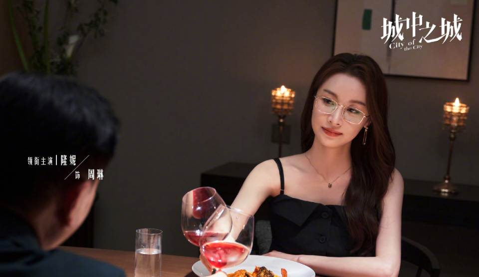 比如周琳,她的名字拆开部首来看,琳字由一个王两个木组成,意味着她是