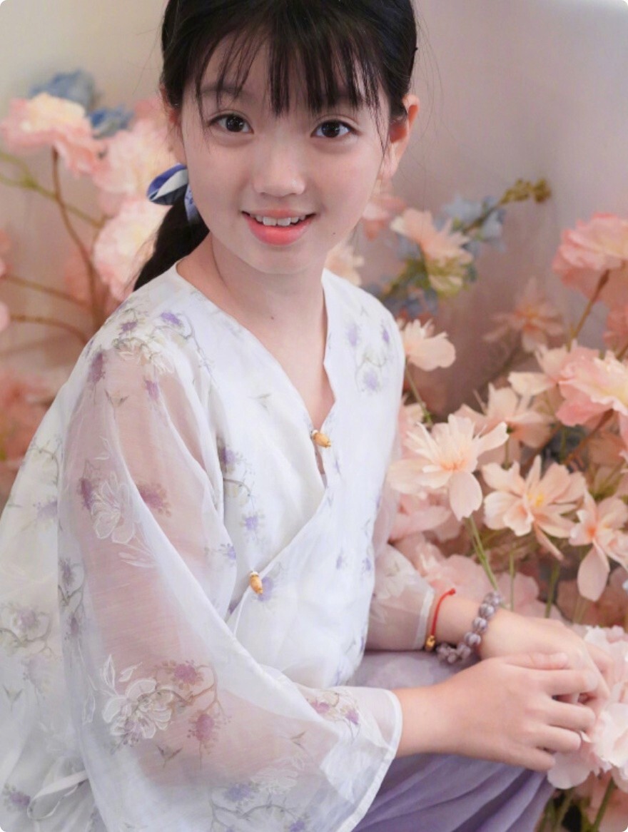 如今12岁五官神似田曦薇
