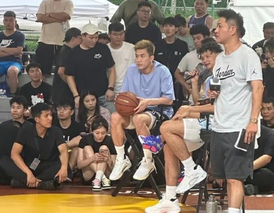 郭艾伦依然处于康复!现身杭州与名医合影,何时归队磨合仍是疑问