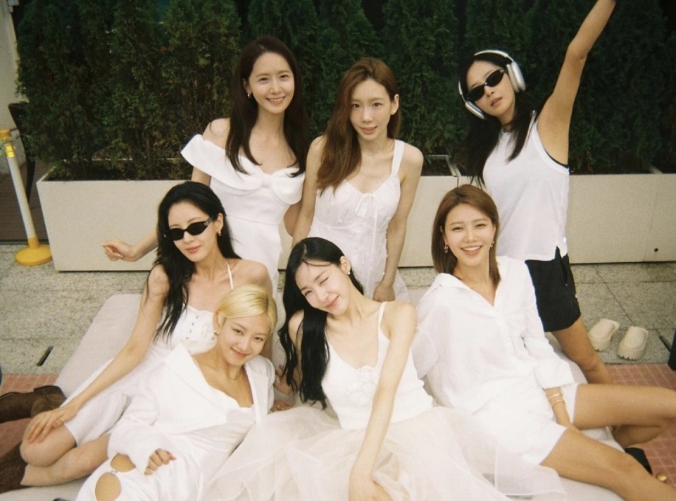 崔秀英晒照,少女时代白色礼服亮相,纪念出道 17 周年