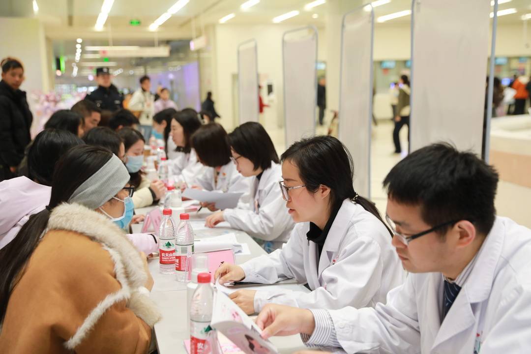 四川大學華西第二醫院舉辦“三八”國際婦女節大型義診活動 - 