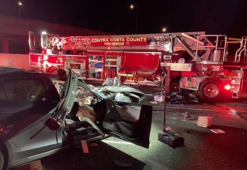 美国一特斯拉撞上消防车,司机当场死亡5人受伤_腾讯新闻