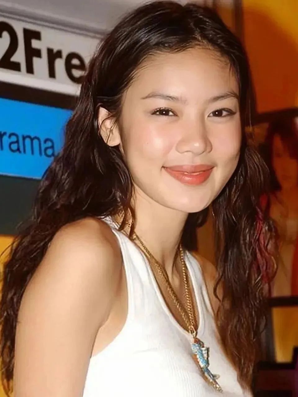 乐基儿香港活动后直奔印尼,与儿子共度甜蜜时光,母子互动超有爱!