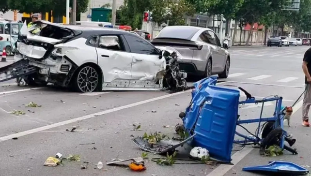江苏连云港两名六旬环卫工清晨被撞身亡，目击者发声