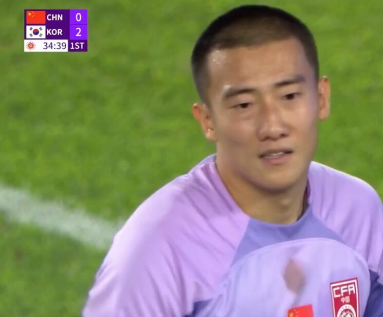 打花了！中国男足2球落后韩国，球员互相抱怨，这比赛没法踢了？
