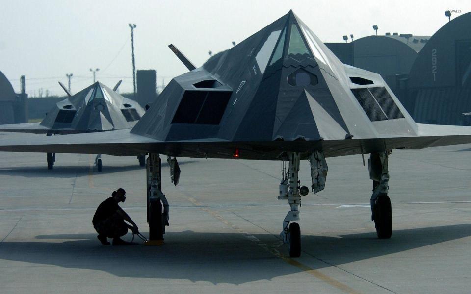 f117"夜鹰" 隐身战机的鼻祖 改变了战争面貌 外形很科幻