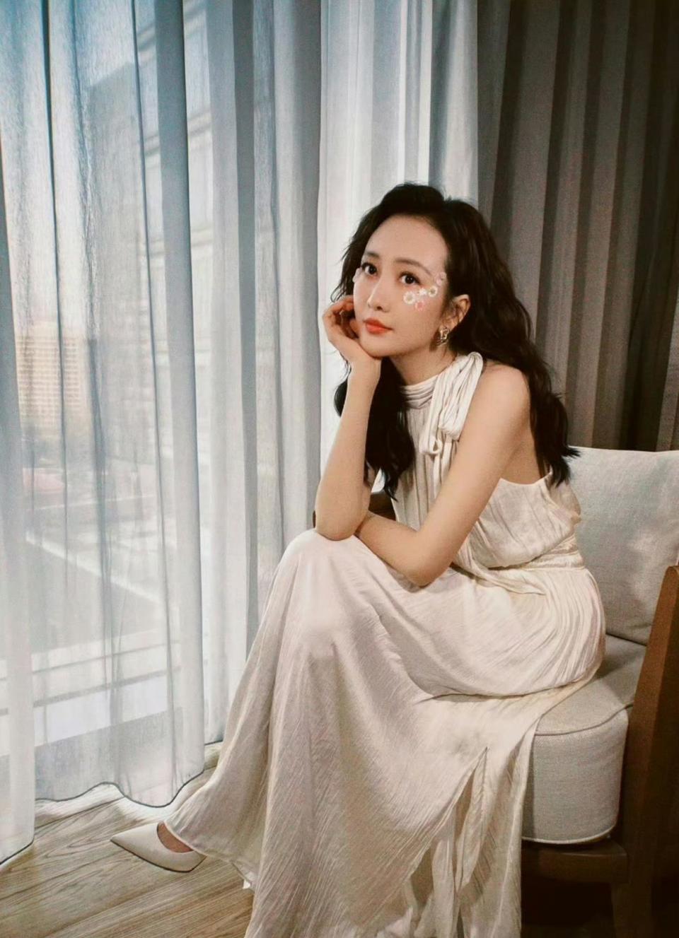 王鸥带娃遭扒隐婚,健身减重15斤只为陪妈妈,事业稳扎不恋流量