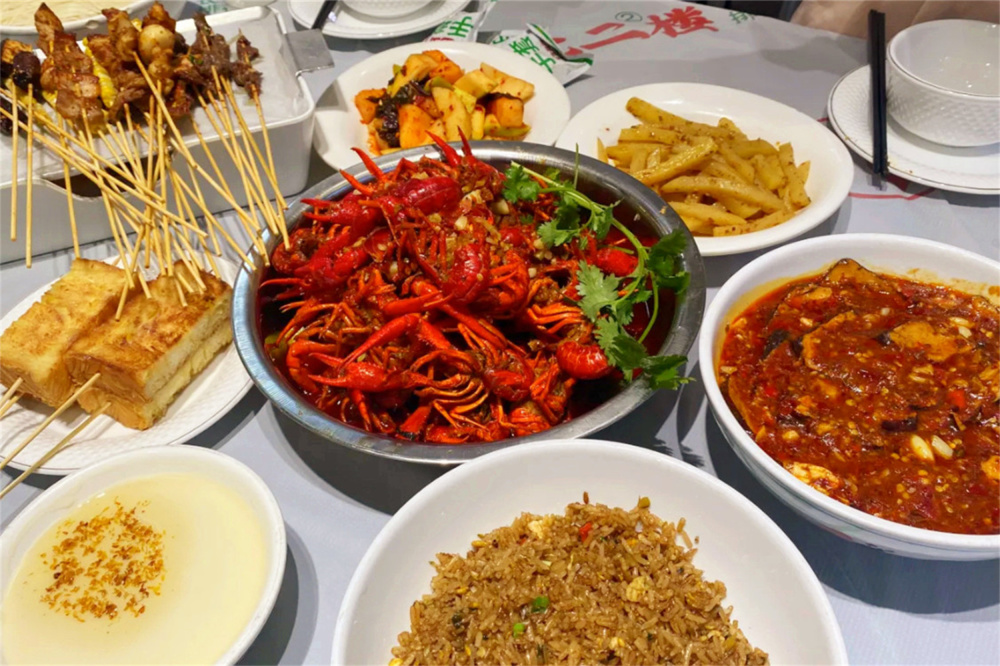 长沙人吃宵夜的劲头尤其大,就好似在供奉灵魂,先去奶茶店捧上一