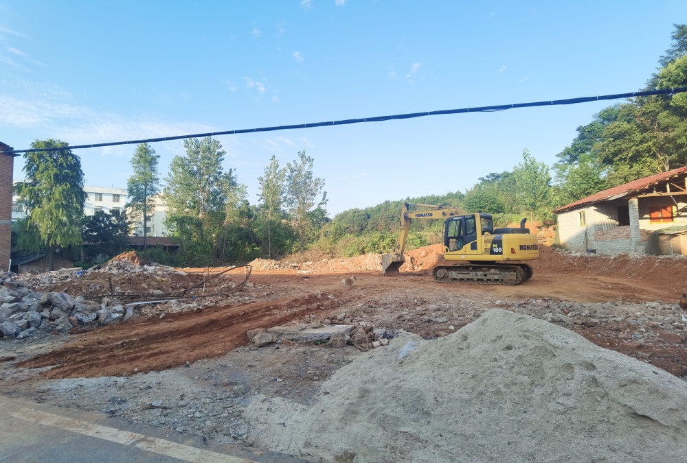 "8月16日,伴随着一声巨响,赤壁市余家桥乡一处老旧危房被成功拆除.