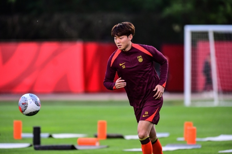 右后卫告急?国足官宣28岁泰山国脚因阑尾炎手术!无缘3天后战泰国