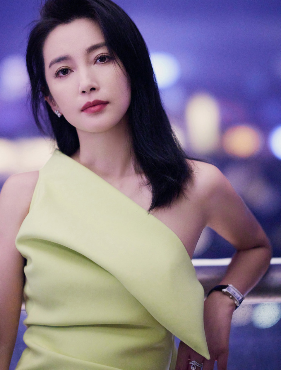 51岁李冰冰最新生图:和父母游玩张家界,肤白貌美像30岁,都不敢认了