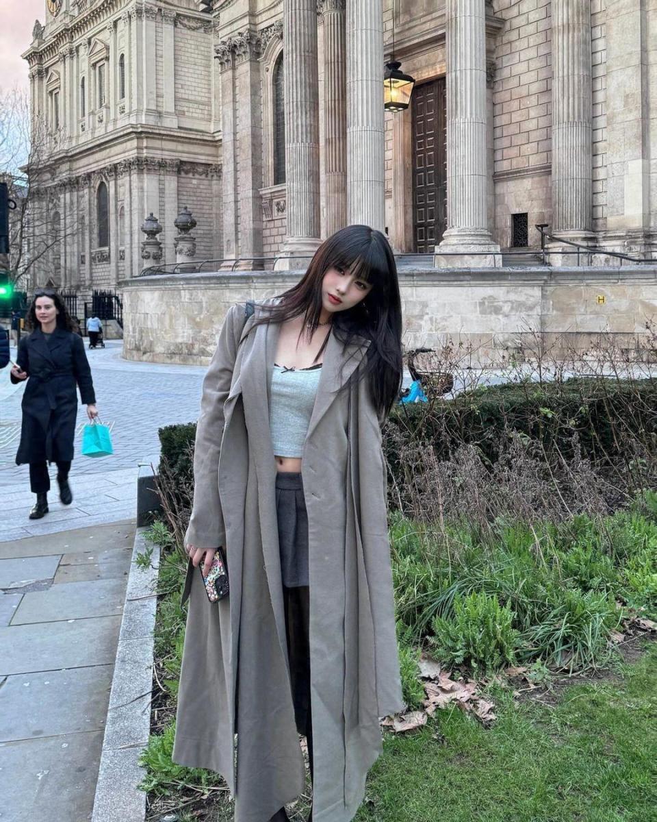 18岁小苹果晒留学随拍,穿短裙黑丝秀小蛮腰,超模身材遗传葛荟婕_腾讯