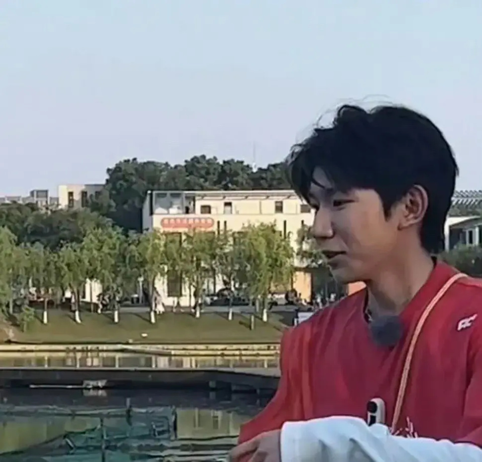 王源生图状态引热议！脸部浮肿、痘坑明显，满脸沧桑像几天没睡觉_腾讯新闻