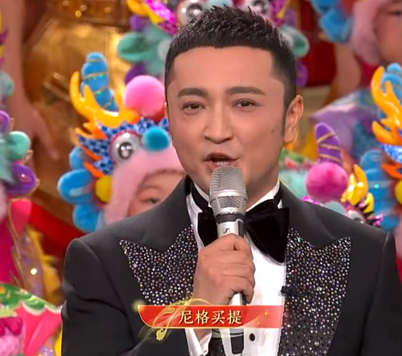 顺道一个冷知识,出生于1983年的尼格买提可是连续10年主持春晚了,从