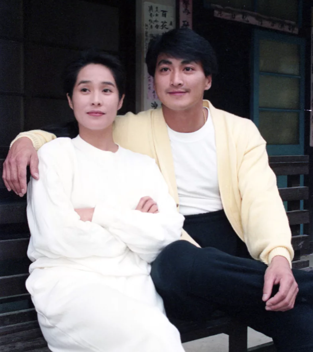 64岁何家劲承认结婚生女,漂亮女儿照片曝光,对太太身份保密_腾讯新闻