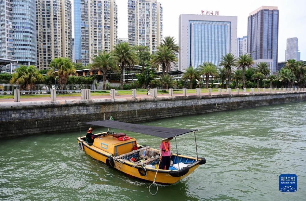 海上“美容师”——厦门海上环卫站守护碧海银滩