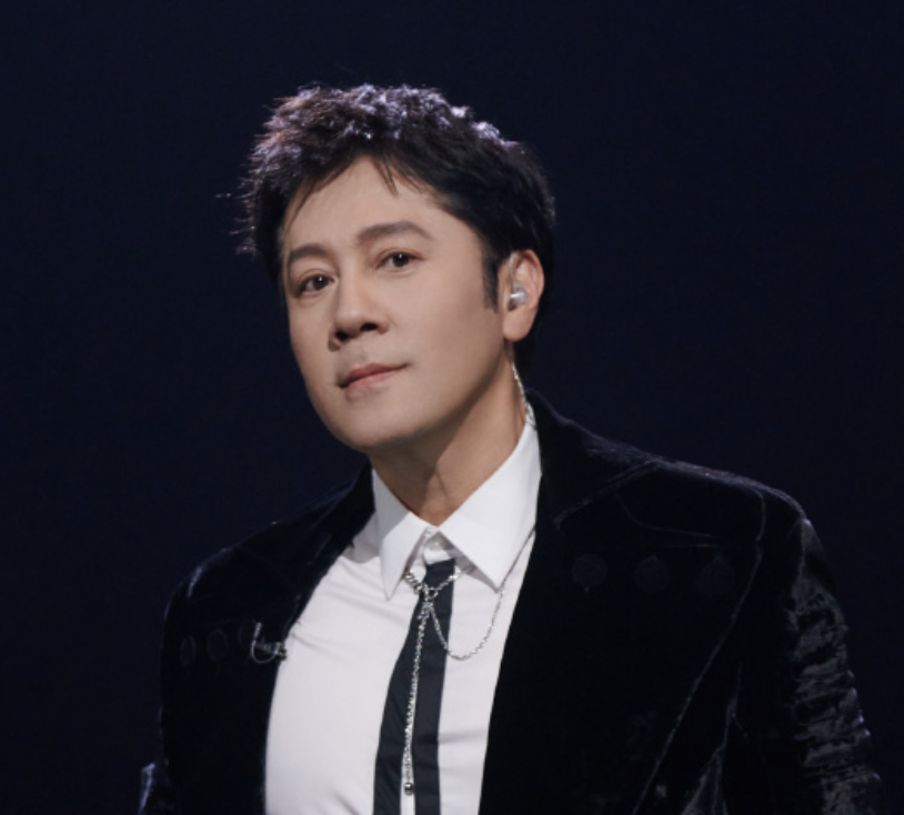 54岁蔡国庆晒出两个帅儿子,上"披哥"成最大笑点,老婆至今成谜