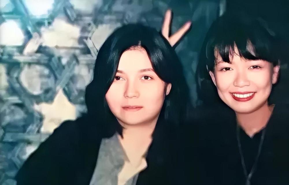 年轻时邱黎宽还是个清瘦的小女孩,多年过去,她在圈内成了"大姐大"