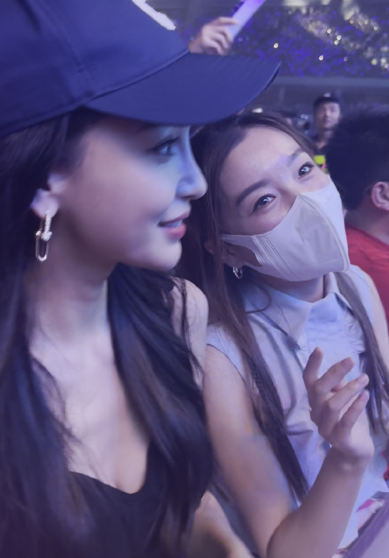 杨颖看林俊杰演唱会,穿露脐吊带美貌惊人,颈椎鼓三个大包太抢镜-腾讯