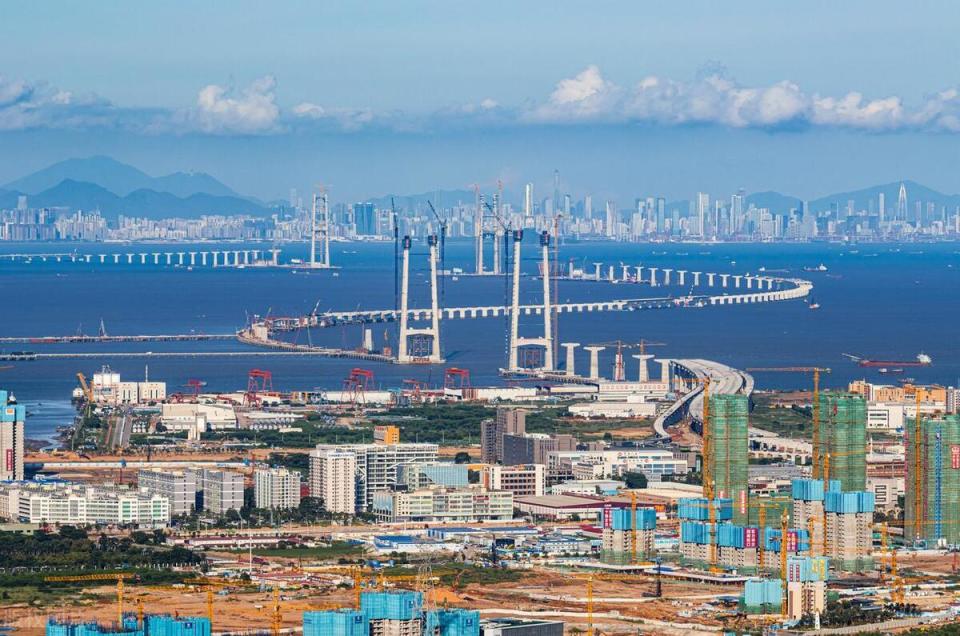 深中通道連接廣東深圳和中山兩座城市,雙向8車道,是繼港珠澳大橋之後