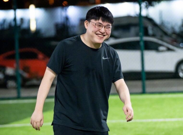 uzi谈夏季赛打算,直言自己没有退役,只不过没战队要签约他-腾讯新闻