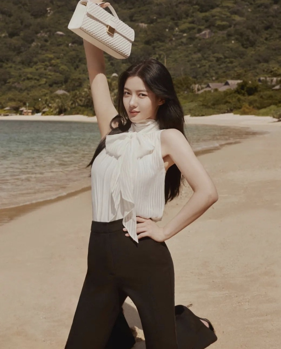 金裕贞穿上挂脖式衬衫搭配白色网眼手提包干练魅力尽显都市风范