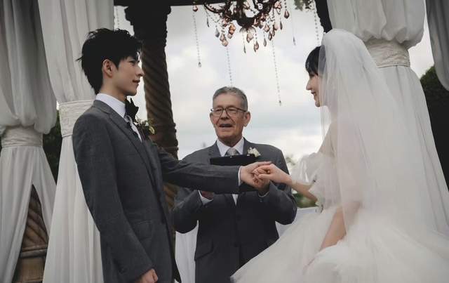 北大校草郭文韬晒婚礼!白纱西装绚烂烟火,考古夫妻恋爱往事,情话好甜