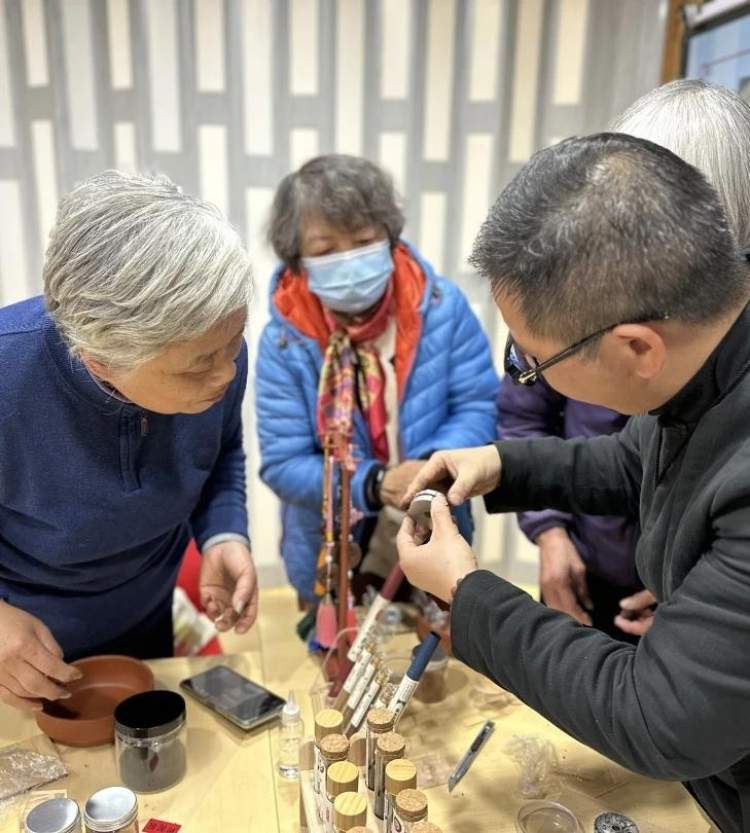 在老师的协助下,一个完整的香牌剥离模具,可爱的香牌成功了.