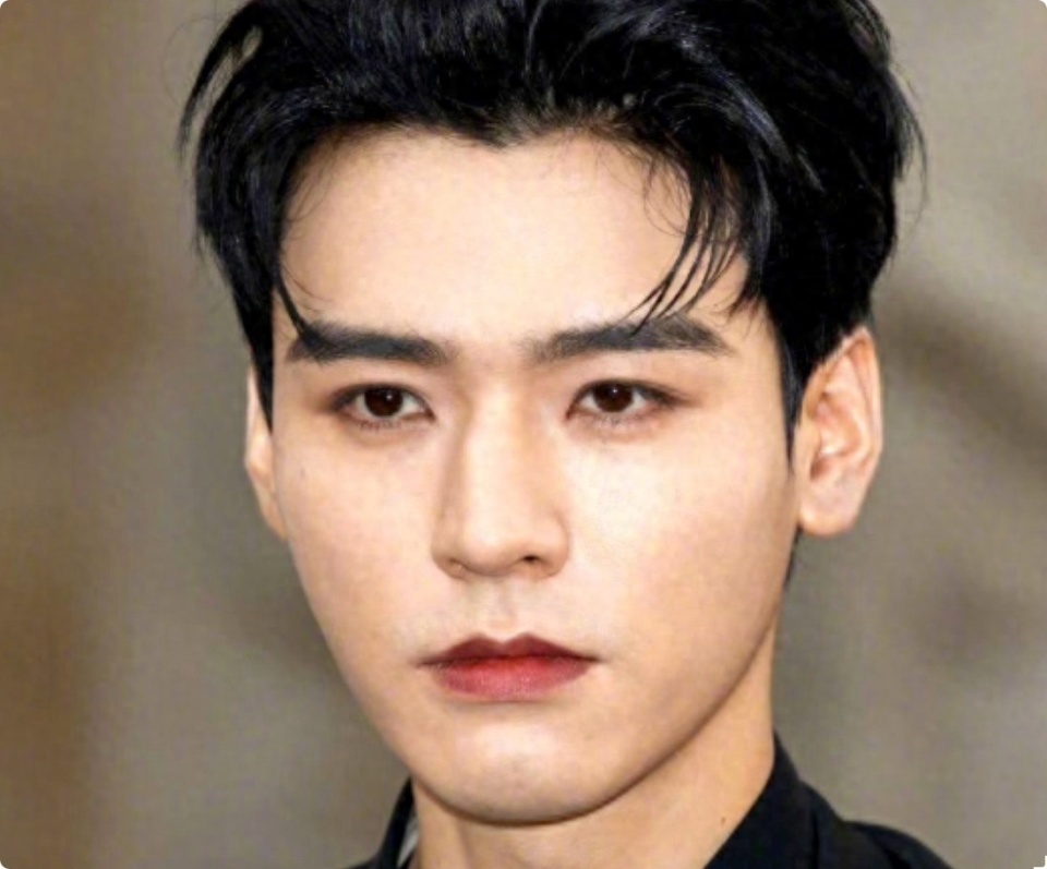 但没想到,龚俊在巴黎时装周妆感太强,眼妆太重,下睫毛比女明星还根根