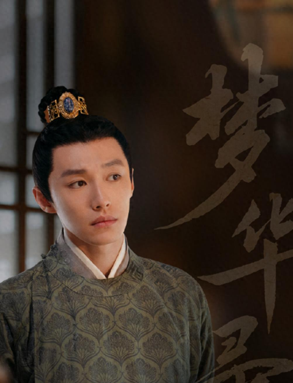 这次网友拍到的照片里,小男孩两岁左右,长睫毛,高鼻梁,简直和代旭一个