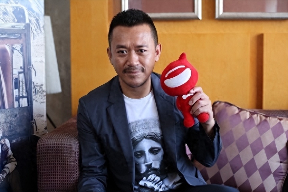 51岁王学兵罕见露面,独自带娃显疲态,昔日情史很光辉