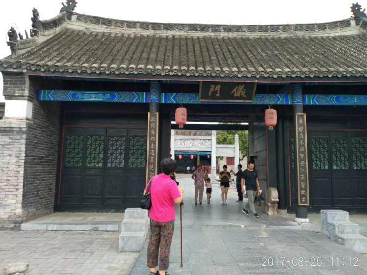 内乡县衙座北面南,占地面积8500平方米,中轴线上排列着主体建筑大门