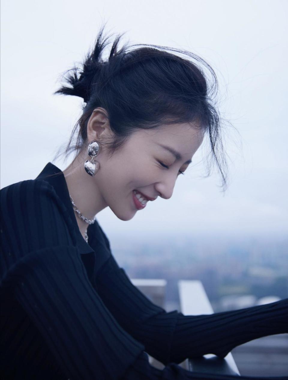 周雨彤《春色寄情人》大秀性张力:本是"姬圈天菜",却成熟女代表?