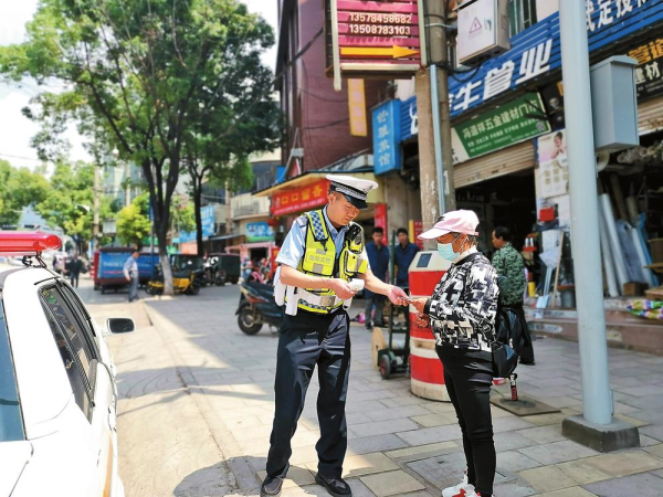 夏绍能向群众宣传交通安全知识.