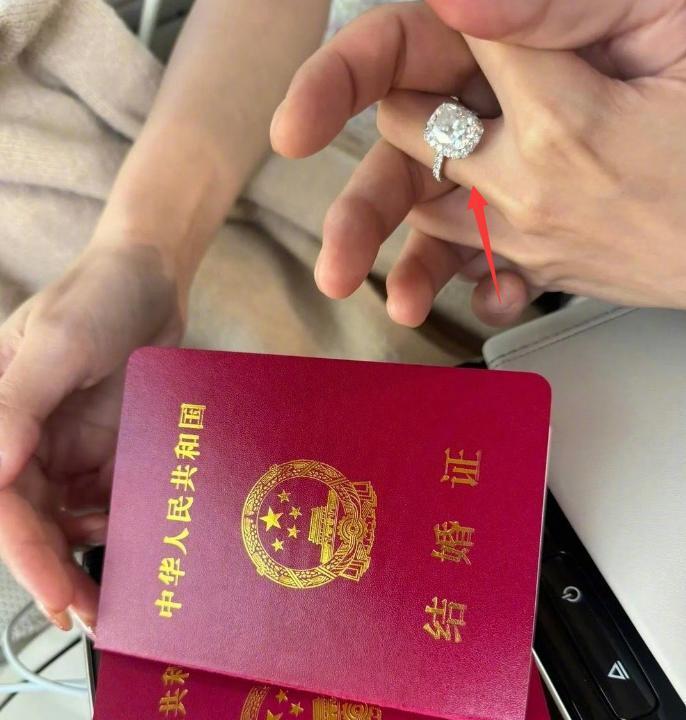 另外一张照片里,两人十指紧扣,女方手上露出硕大的鸽子蛋照片,炫富的