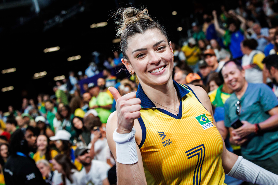 巴西女排3-0多米尼加队,加比轰下20分得分王,四强产生两席