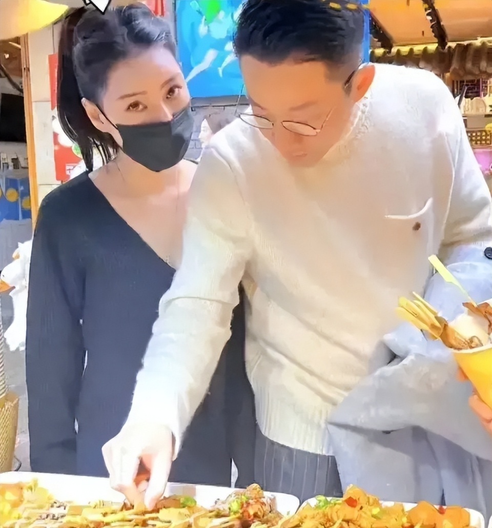 已有新女友的汪小菲,采访中仍称呼大s"老婆",喊s妈丈母娘_腾讯新闻