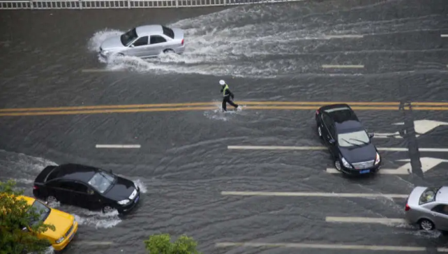 中央气象台四预警齐发，南方多地迎大暴雨局地特大暴雨