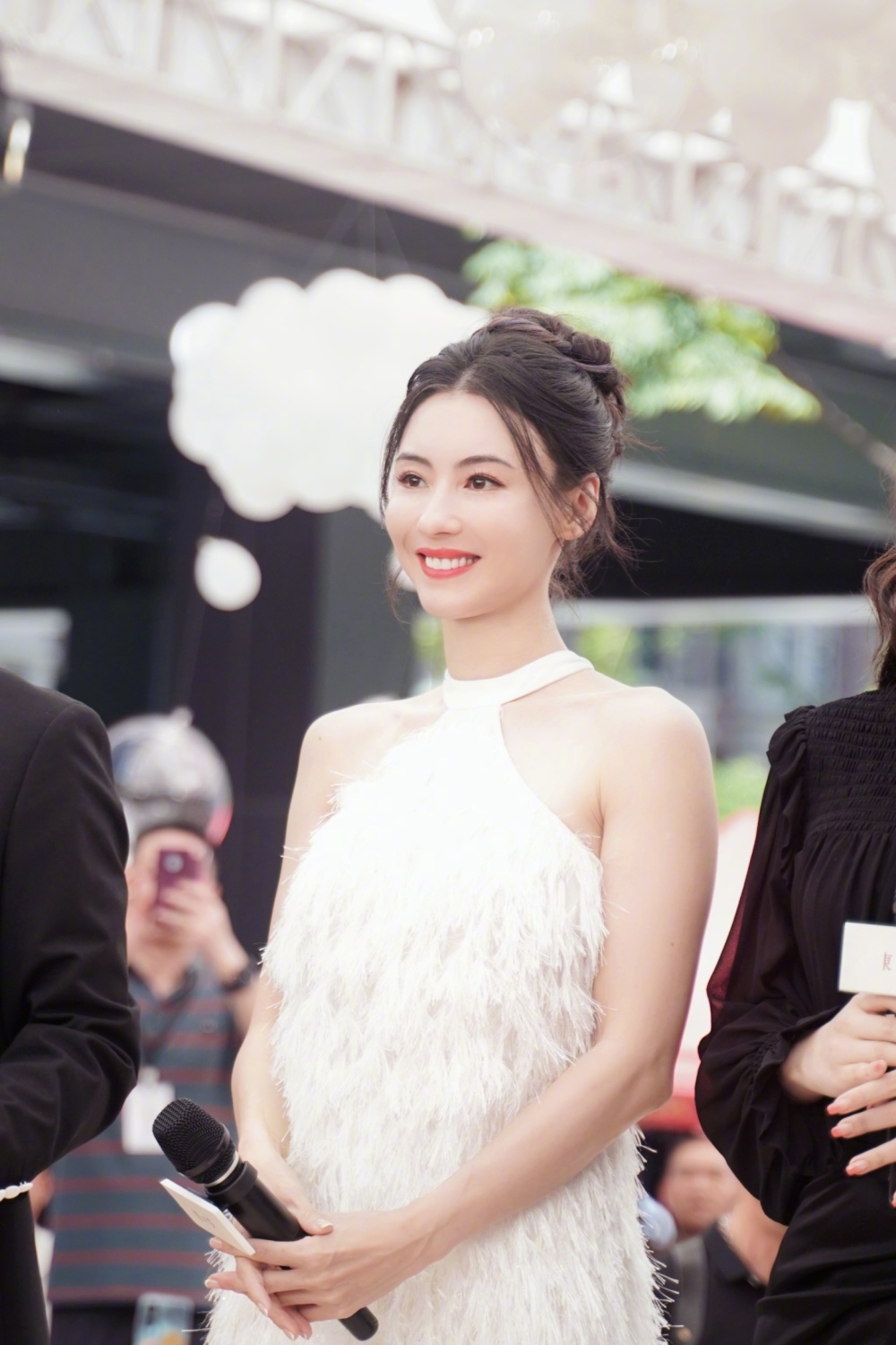 张柏芝出席活动秀香肩锁骨状态超佳,生图和精修美照几乎无差别插图