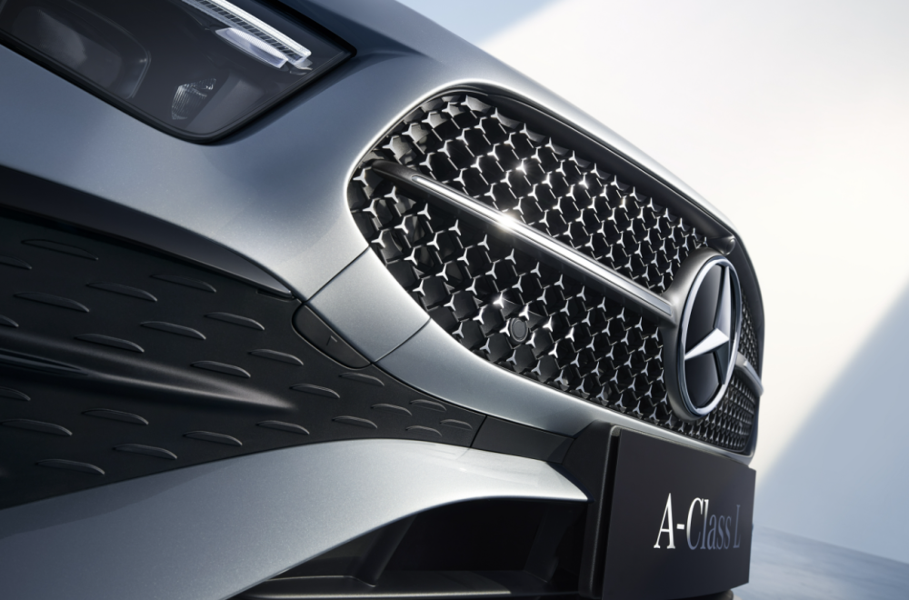 奔驰a级采用了标准的运动化设计,超大的奔驰logo,鹰眼造型的led大灯