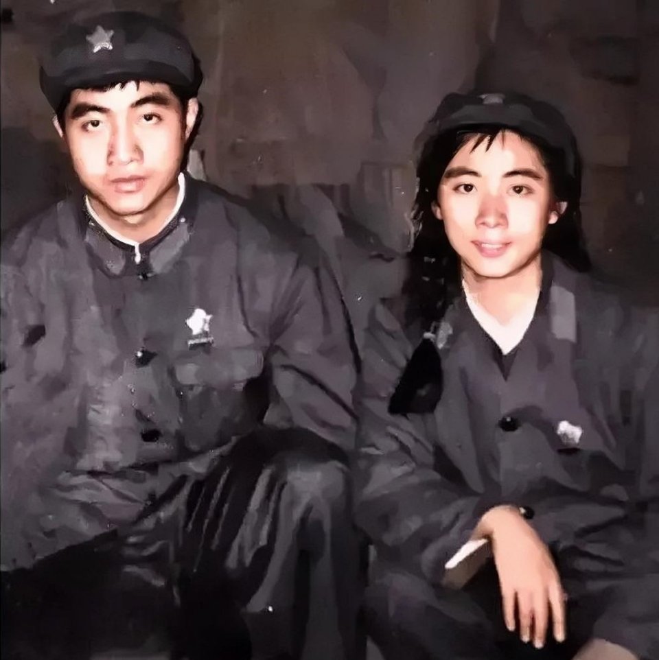 70年林立果和林豆豆的合影注意看林立果的眼神实在有点吓人