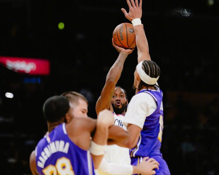 東契奇43+9+13完勝哈登，小卡14中6不敵四旬詹皇，湖人4連斬快船 - 