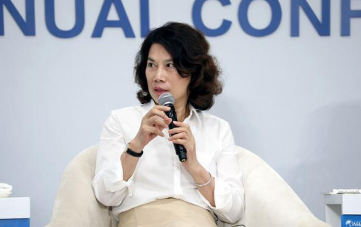 当时有竞争对手挖走了格力空调的一班人,董明珠没有选择走,而是选择留