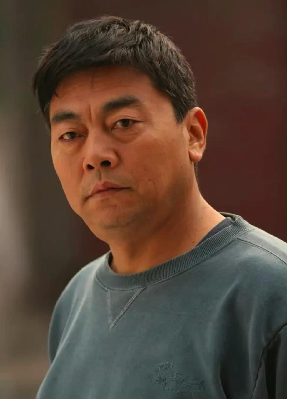 "张飞"扮演者李靖飞因病去世,享年65岁,好友孙彦军晒旧照悼念_腾讯