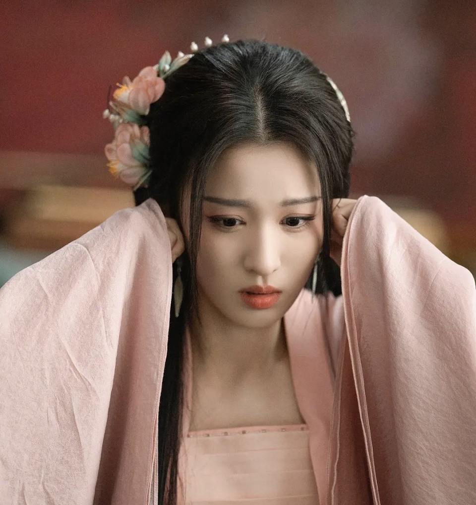 集妩媚,清纯于一身,《庆余年2》26岁的她,演出了风尘女的独特味道