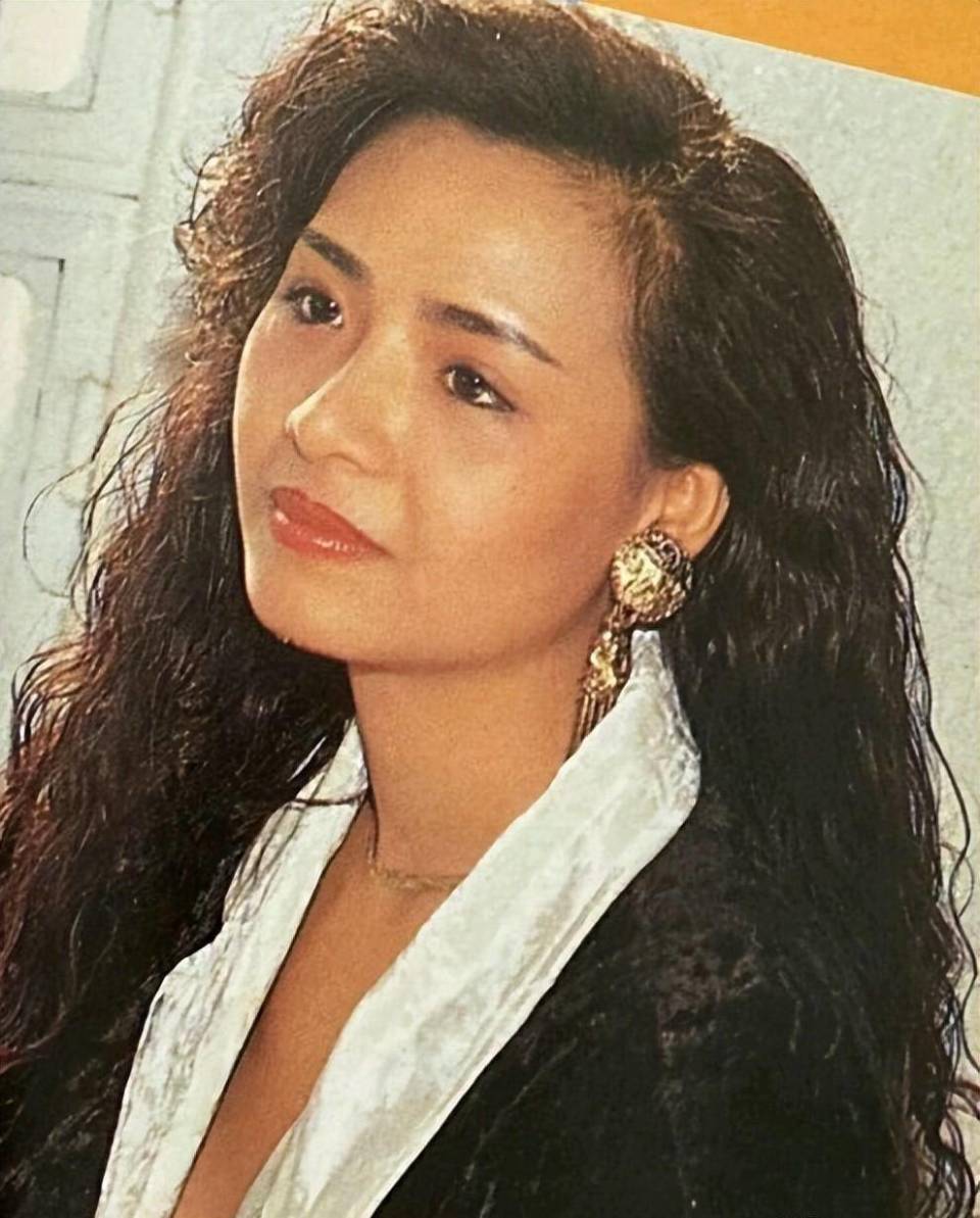 57岁叶子楣罕见现身瘦到皮包骨,颜值依旧在线,仍获男士大献殷勤_腾讯
