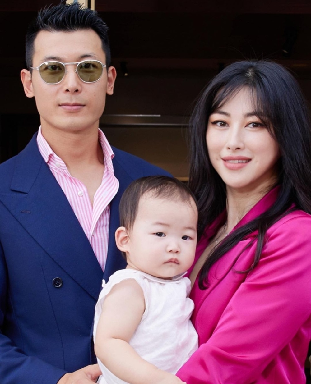 朱珠再次带1岁女儿做公益,丈夫微笑同行支持老婆助人_腾讯新闻