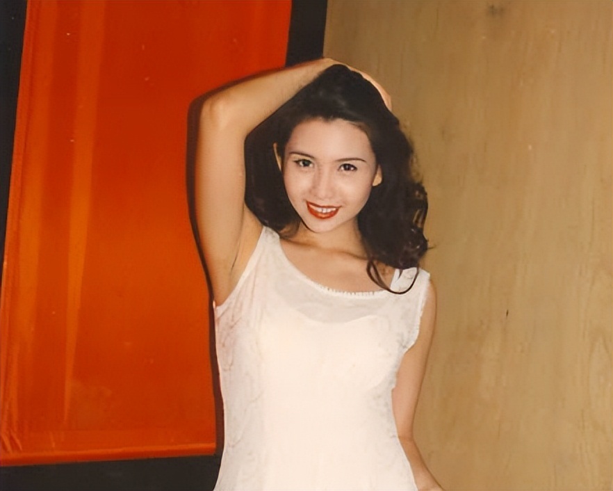 56岁邱淑贞近况曝光,五官精致皮肤白皙,与22岁女儿同框像姐妹