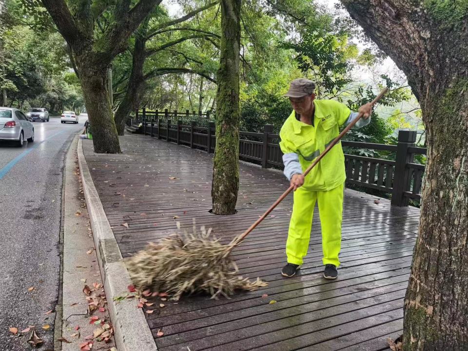环卫工人比拼技能赛绝活比有料